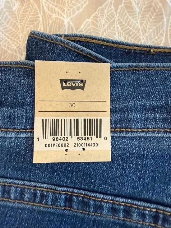 Levi's Women’s High-Rise Bermuda shorts — Light Blue & Dark Indigo - Picture 3 of 5